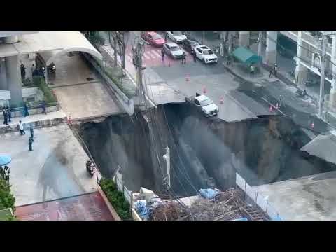 Video shows moment road collapses into large sinkhole outside Vajira Hospital on Sept 24