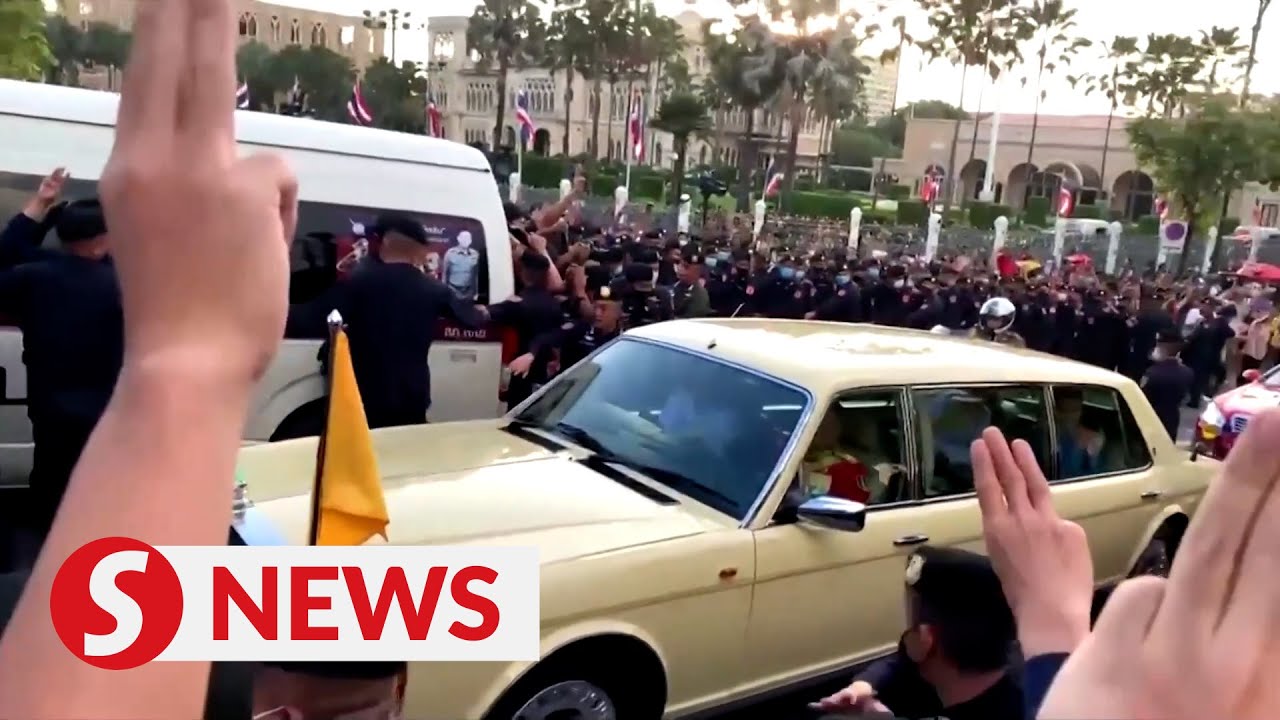 Thai queen's motorcade squeezes by anti-government protesters