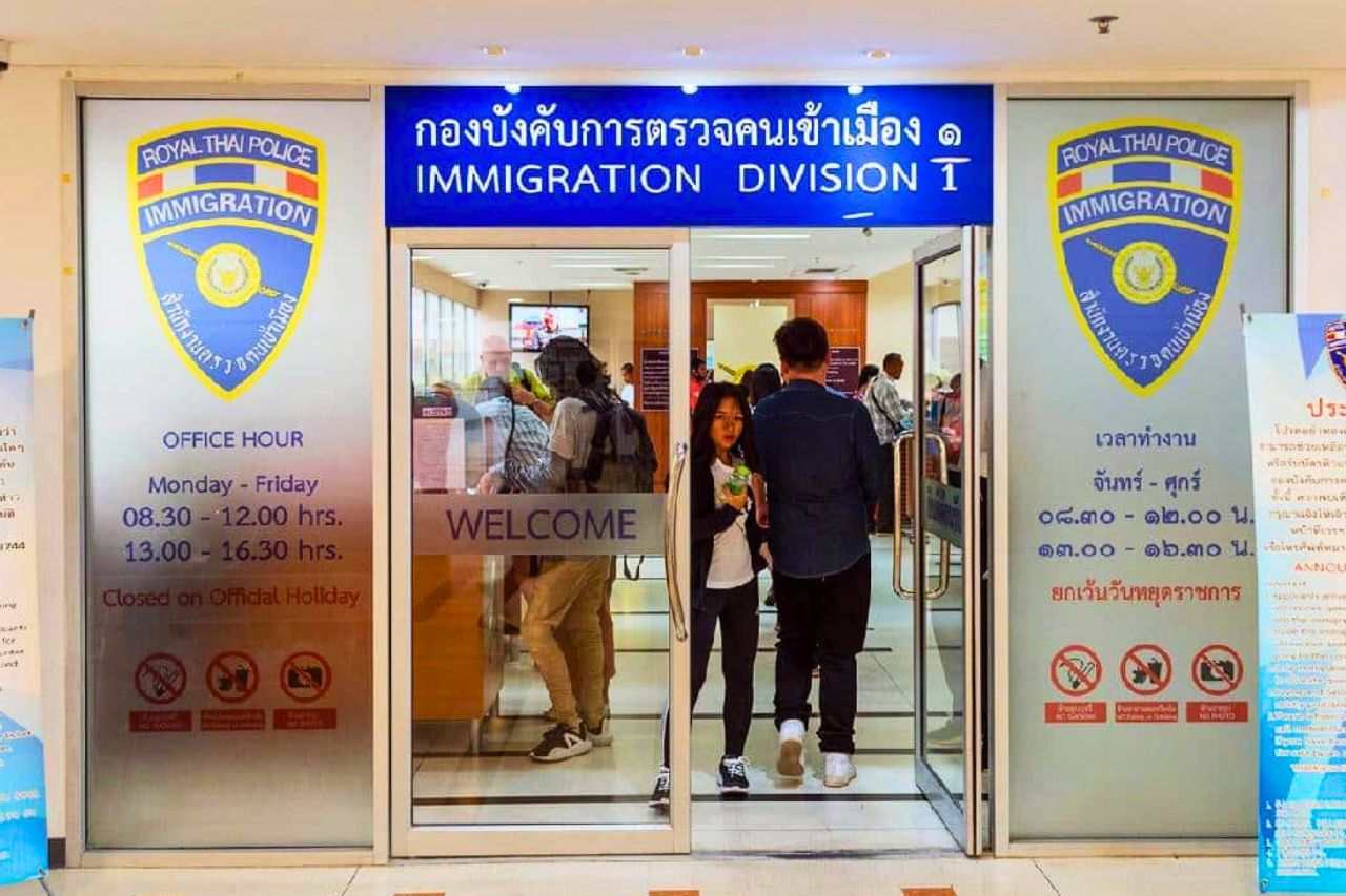 Entrée d'un bureau de l'immigration en Thaïlande.