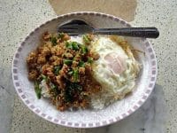 Porc sauté aux feuilles de basilic sacré : Pad Krapaow Mou