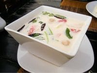 Recette du Tom Kha Kai, soupe de poulet au lait de coco citronné