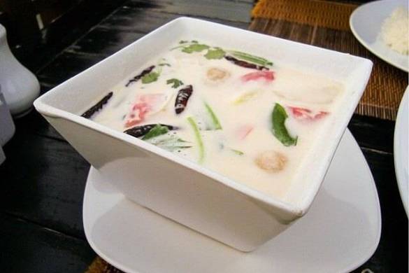Tom Kha Kai, la recette de la soupe de poulet au lait de coco citronné