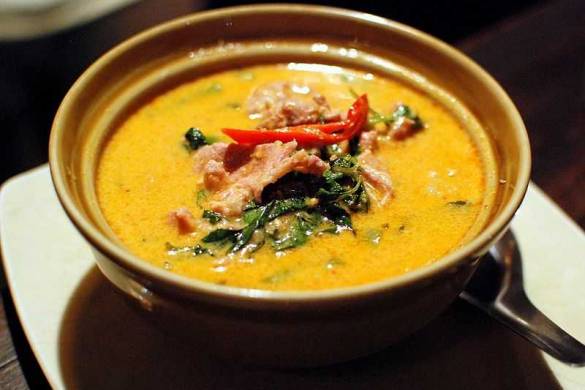 Poulet au curry rouge «Kaeng phed kai», la recette facile