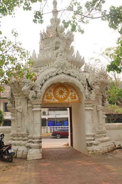 Que faire à Chiang Rai : guide des activités et des visites dans la ville et ses environs 14 entree-du-wat-singh