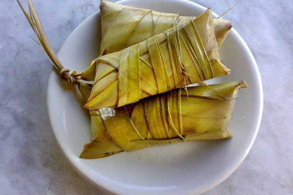 Recette des rouleaux de riz gluant à la banane et au lait de coco : Khao Tom Mad