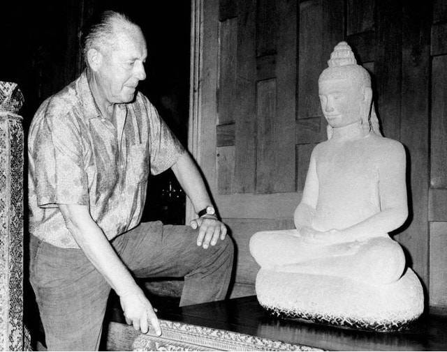 Jim Thompson devant une statue de Bouddha