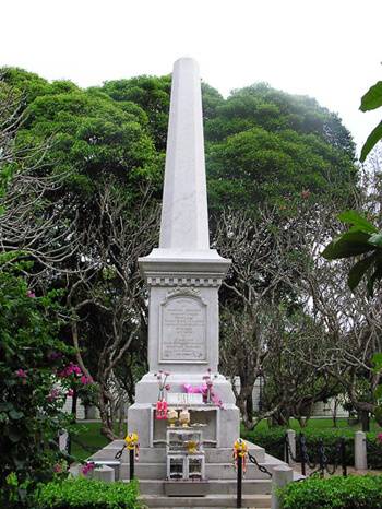 Sous peine de mort, ne touchez pas à la reine Sunandha ! 6 Monument pour la reine Sunanda