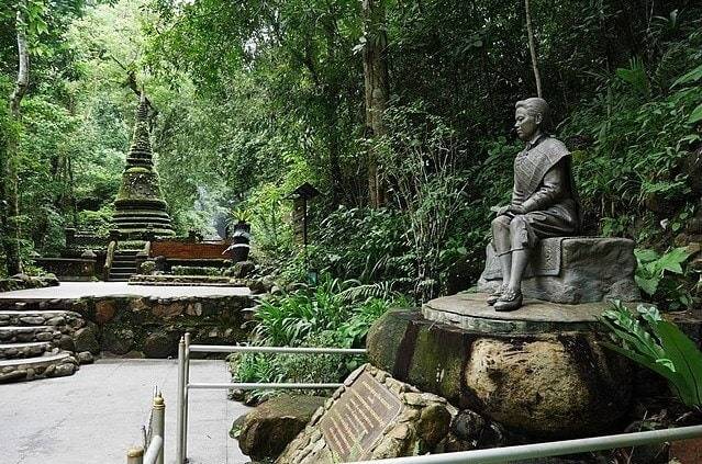 Sous peine de mort, ne touchez pas à la reine Sunandha ! 7 Statue de la reine Sunandha