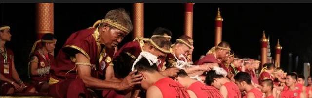 Pratiquants participant à la cérémonie Wai Kru Muay Thai à Ayutthaya