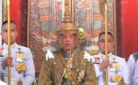 Le roi Maha Vajiralongkorn couronné Rama X de Thaïlande