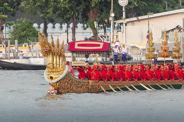 Procession des barges royales