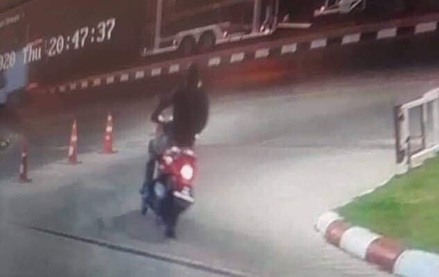 Tireur du Robinson de Lopburi s’enfuyant en moto