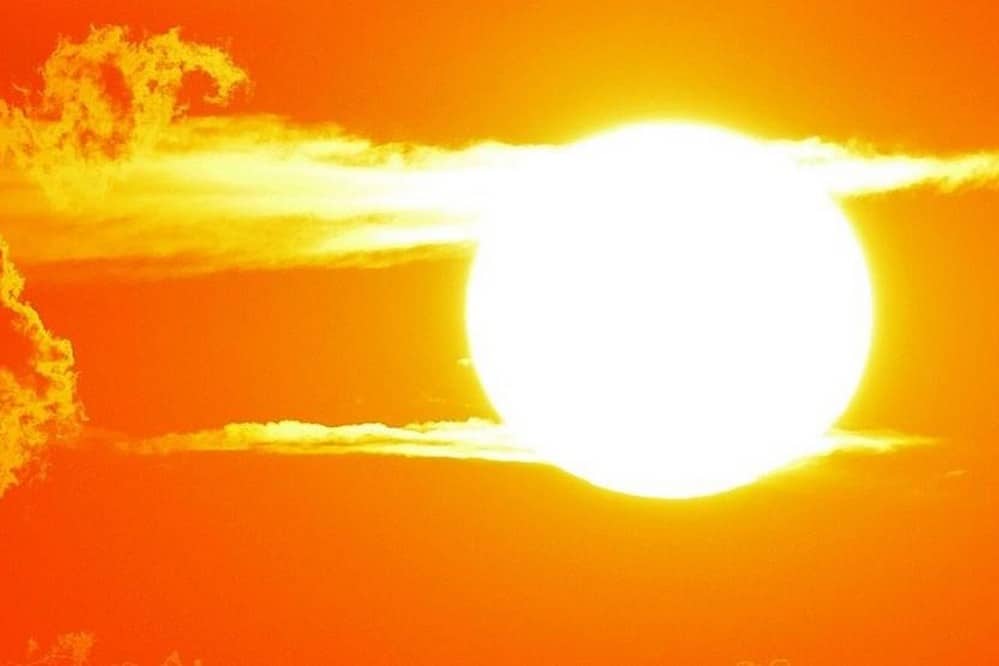 Soleil éclatant dans le ciel thaïlandais