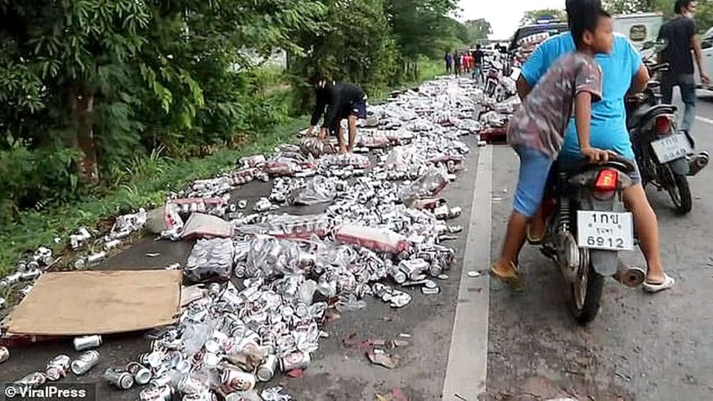 Insolite : bières gratuites après un accident de la route en Thaïlande