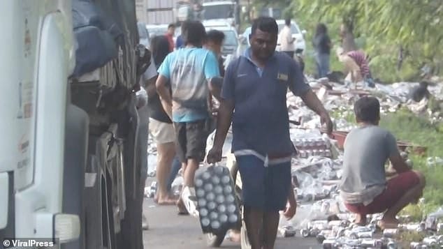 Passants qui ramassent des bières après un accident