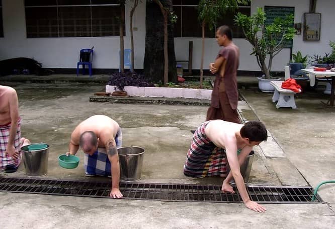 Patients qui vomissent au wat Thamkrabok