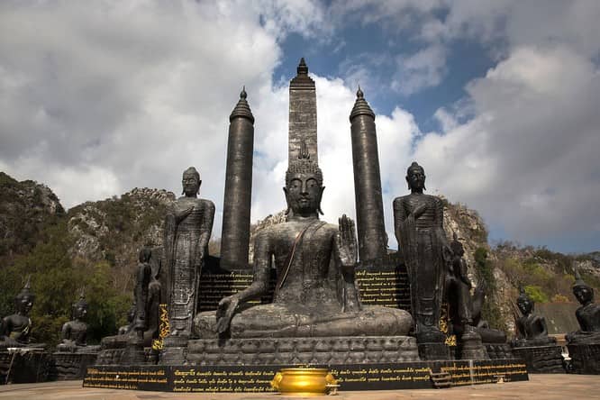 Statues de Bouddha au wat Thamkrabok