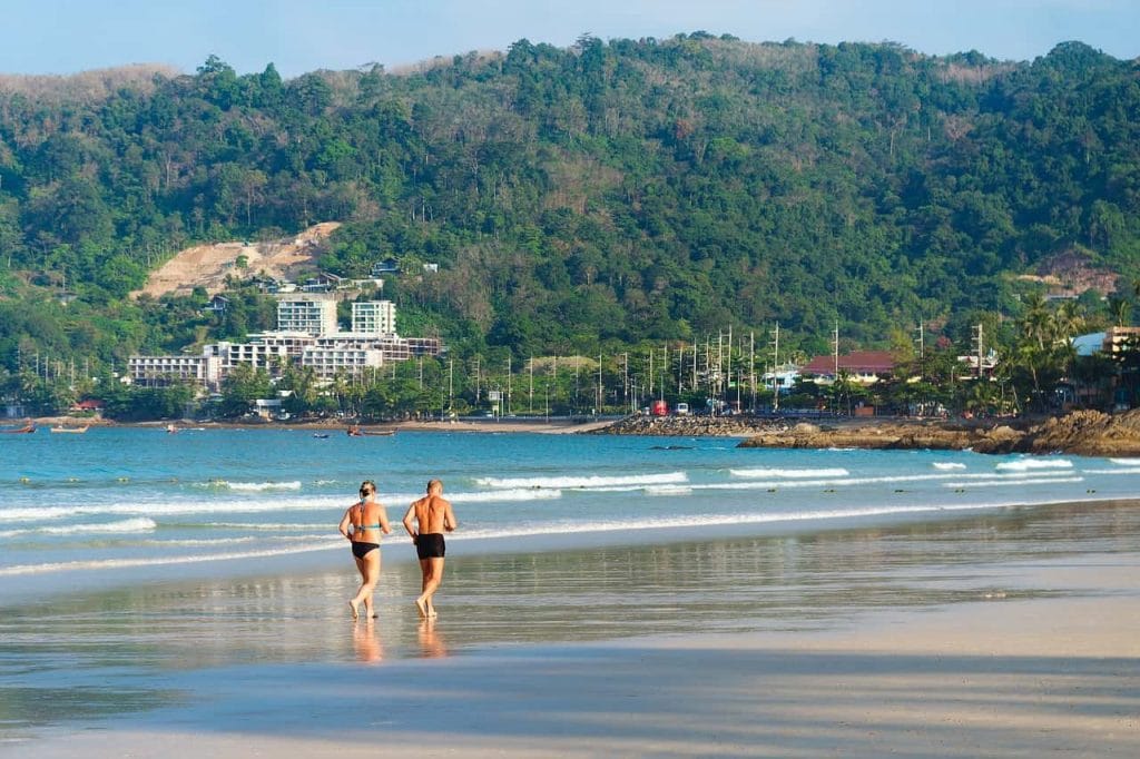Les grimaces remplacent les sourires des retraités en Thaïlande