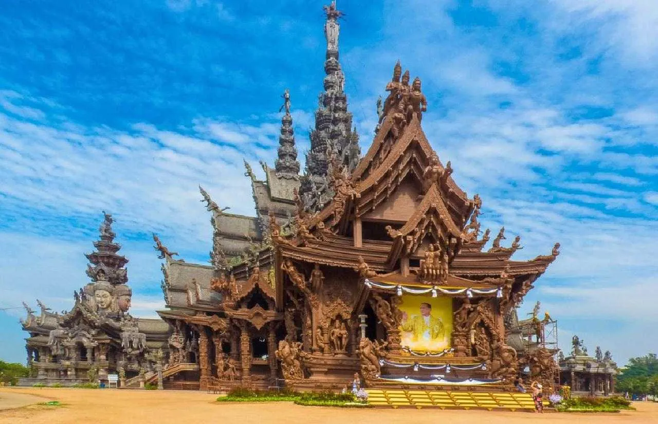 Le Sanctuaire de la Vérité à Pattaya : guide complet du célèbre temple en bois