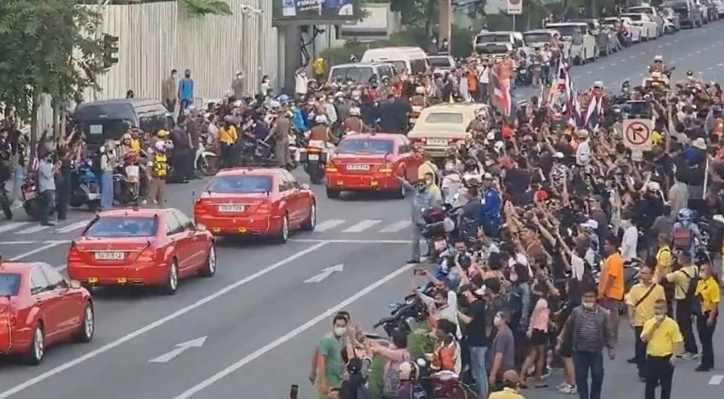 Des milliers de personnes défient le décret d'urgence de la Thaïlande pour stopper les manifestations étudiantes