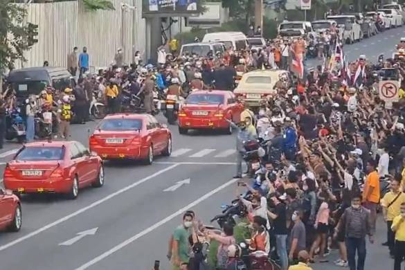 Des milliers de personnes défient le décret d&rsquo;urgence en Thaïlande