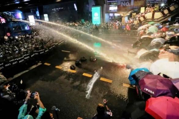 La police a dispersé les manifestants à Bangkok avec des canons à eau de grande puissance, d&rsquo;autres manifestations sont prévues aujourd&rsquo;hui