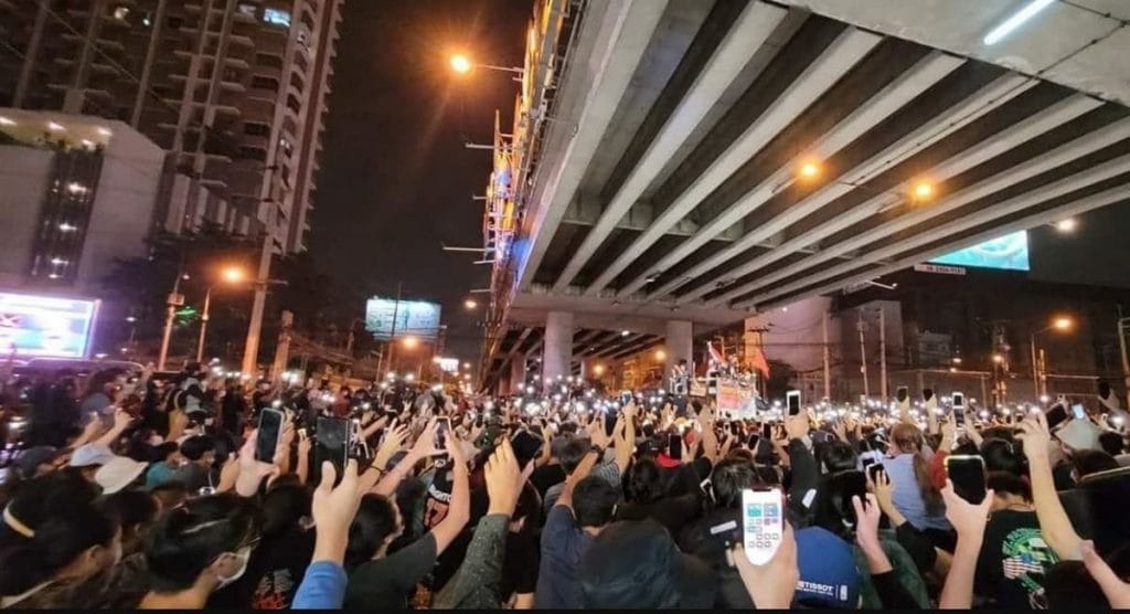 Les manifestations du samedi soir autour de Bangkok se terminent pacifiquement