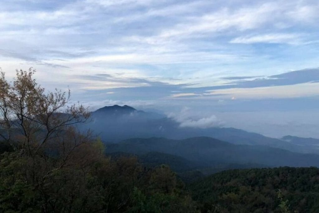 Paysage montagneux dans le nord de la Thaïlande sous un ciel brumeux