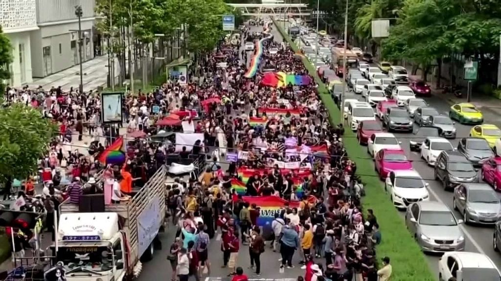 La communauté LGBT de Thaïlande et les manifestants antigouvernementaux s'unissent contre le Premier ministre