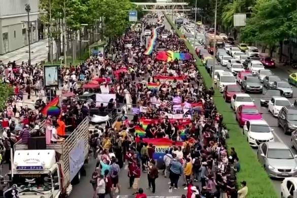 La communauté LGBT de Thaïlande et les manifestants antigouvernementaux s&rsquo;unissent contre le Premier ministre