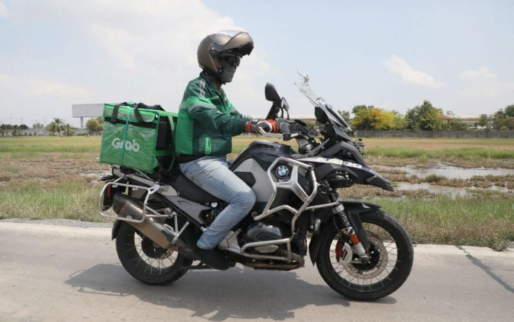 La reconversion de pilotes d'avion en taxi Grab en Thaïlande