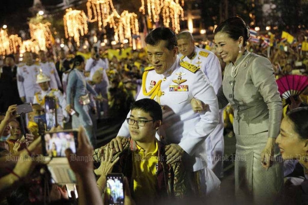 El rey de Tailandia declara "amar a todos" y califica a Tailandia de "tierra de compromiso"