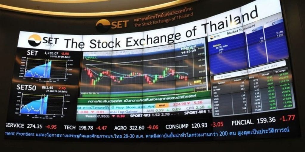 Écrans affichant les cours de la Bourse de Thaïlande (SET) à Bangkok