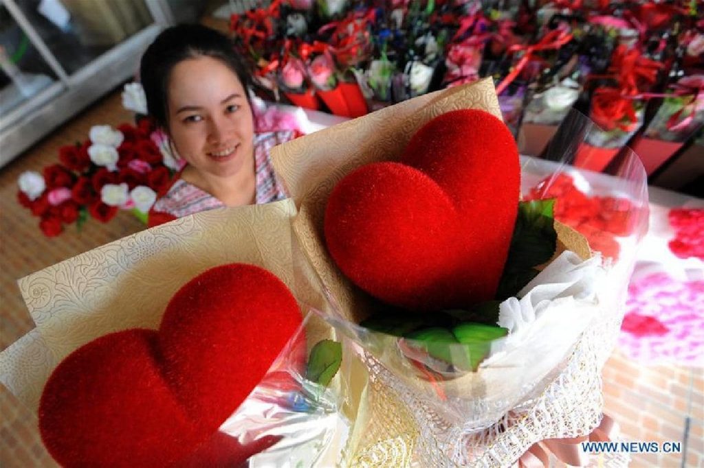Une vendeuse prépare des cadeaux et des fleurs pour la Saint-Valentin à Bangkok