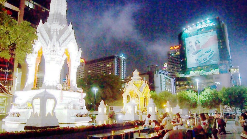 Les Thaïlandais affluent au sanctuaire de l'amour avant la Saint-Valentin