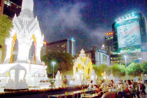 Les Thaïlandais affluent au sanctuaire de l&rsquo;amour avant la Saint-Valentin
