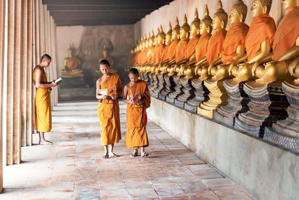 Pourquoi de nombreux hommes deviennent moines à court terme en Thaïlande ?