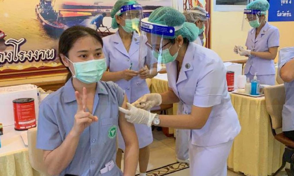 Les Thaïlandais, et non les expatriés, ont la priorité sur les vaccins