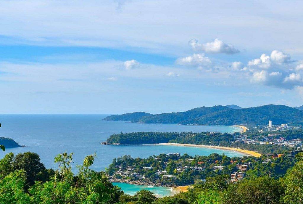 Vue sur les plages de Phuket prise depuis Karon