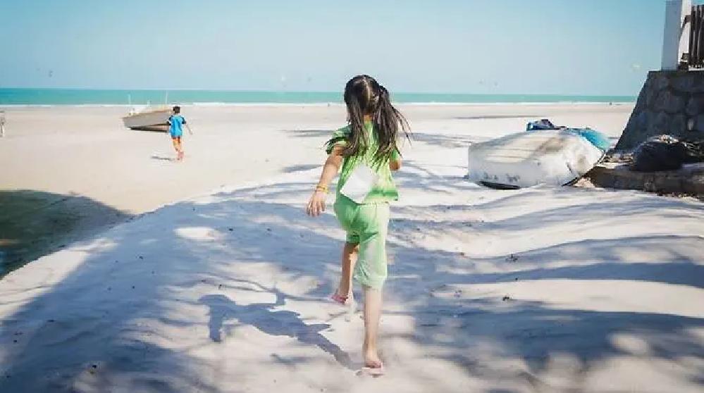 Des enfants courent sur la plage de Hua Hin