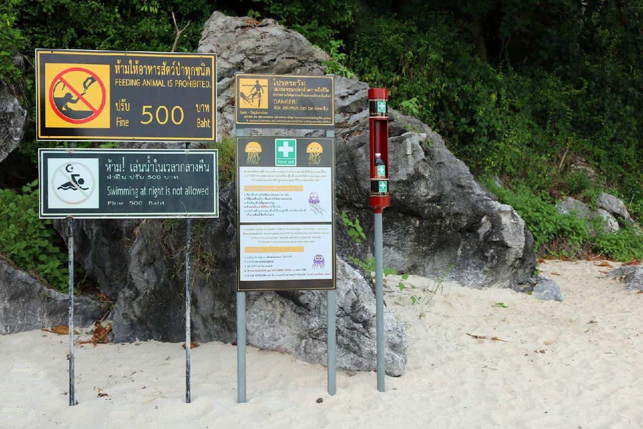 Panneau sur une plage de Thailande