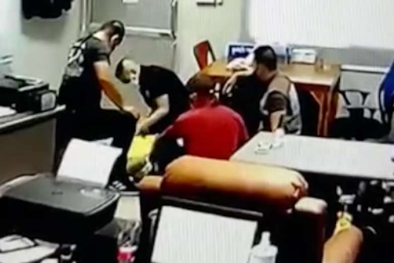 Des policiers torturent et tuent un homme en Thaïlande