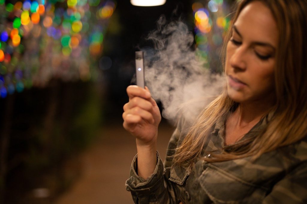 E-cigarettes remain illegal in Thailand in 2026 4 Woman with an e-cigarette