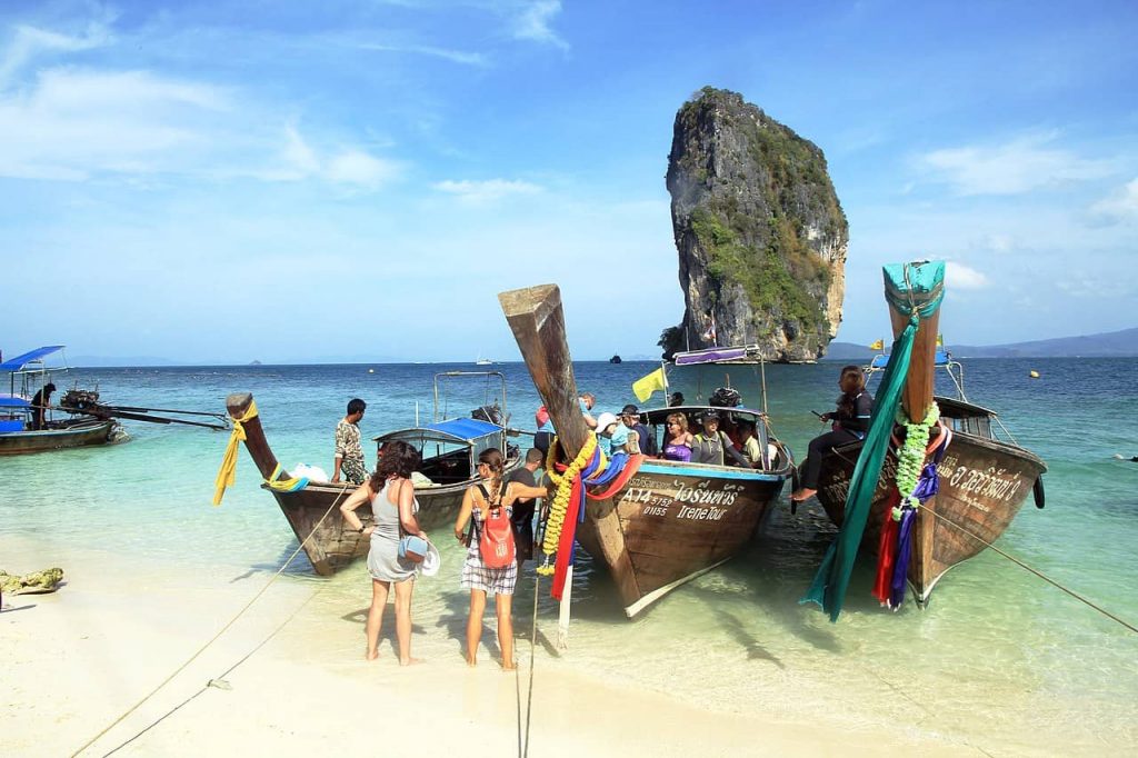 Pas de rabais pour les étrangers : la Thaïlande souhaite attirer les touristes aisés 4 Touristes sur une plage de Koh Podain Krabi