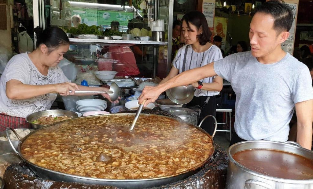 Une soupe mijote depuis 47 ans à Bangkok en Thaïlande