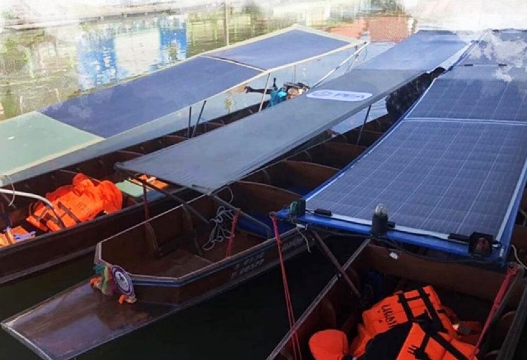 La Thaïlande lance des bateaux solaire pour les touristes du marché flottant