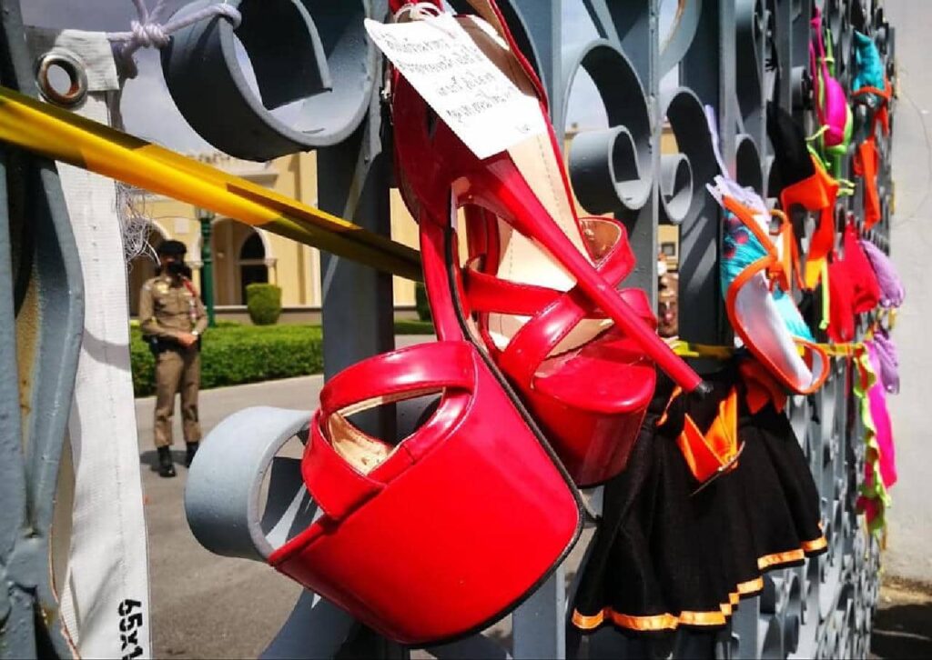 Talons hauts suspendus devant le Parlement thaïlandais lors d'une manifestation de travailleurs du sexe en 2021