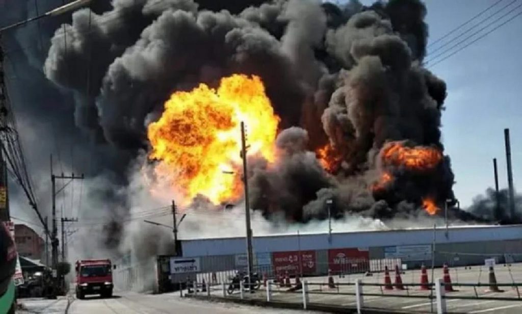 Une femme en colère met le feu à un entrepôt de pétrole en Thaïlande
