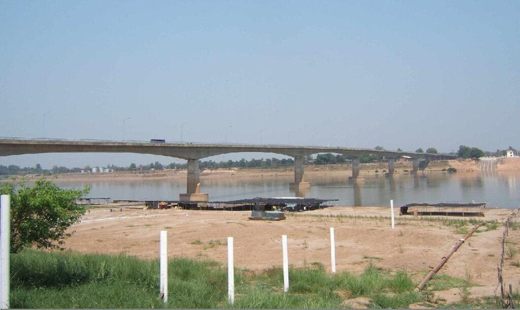 Le train rapide Chine-Thaïlande à mi-parcours entre Bangkok et Nakhon Ratchasima 7 Le pont de Nong Khai qui relie la Thaïlande au Laos