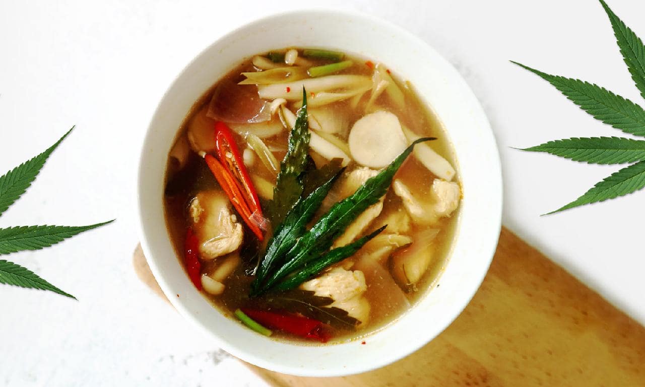 Soupe aigre et épicée aux feuilles de cannabis et au blanc de poulet
